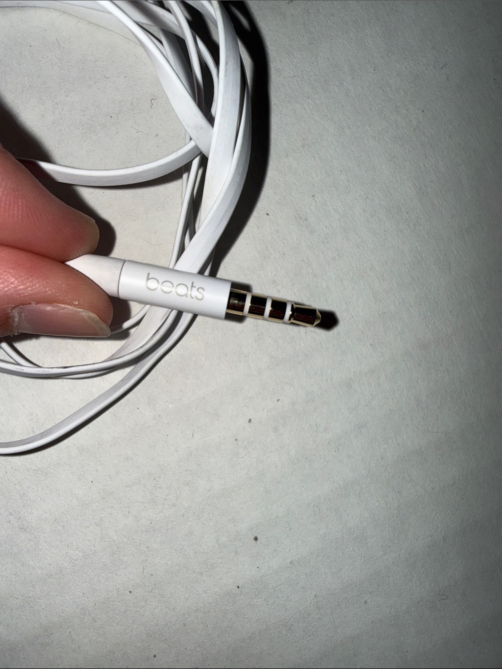 Beats by Dre White Wired Earbuds with Black Carrying Case - Picture 2 of 6